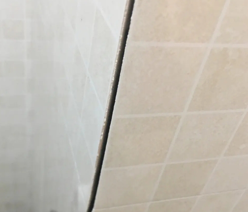 东平瓷砖空鼓维修公司分享阳台瓷砖脱落的修复过程可以分为以下几个步骤