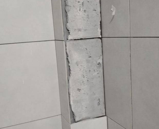 东平瓷砖空鼓维修公司分享下瓷砖施工前基层浇水润湿程度不足，可能导致以下问题