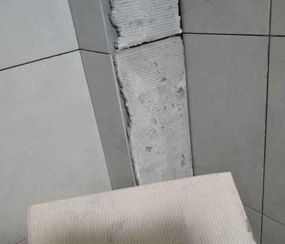 东平瓷砖空鼓维修公司分享下厨房瓷砖脱落的补救措施。